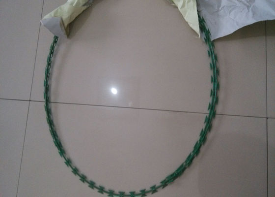 Green 8M 450mm Barbed Razor Wire Fencing Untuk Rel Kereta Api Highwa